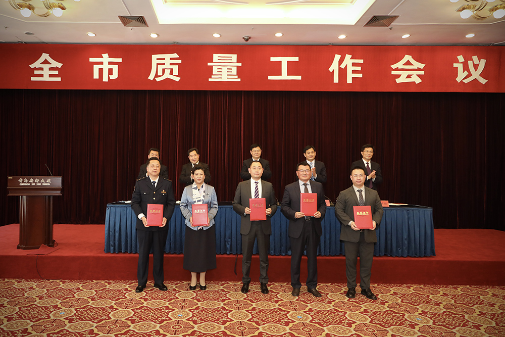 2海大生物集團創(chuàng  )始人、董事長(cháng)單俊偉（右二）上臺領(lǐng)獎.jpg